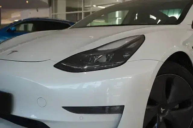 Gebraucht Tesla Model 3 366 kW (498 PS) 2022 Weiß metallic Limousine