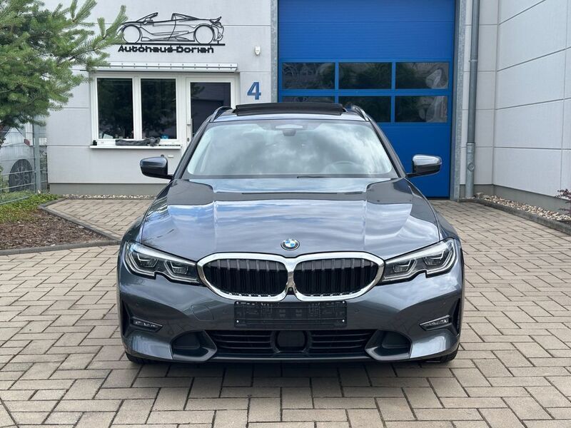 Grau Gebraucht 2020 BMW 330e Sport Line Kombi | 23.999 € (Fairer Preis) - Bild 1/4
