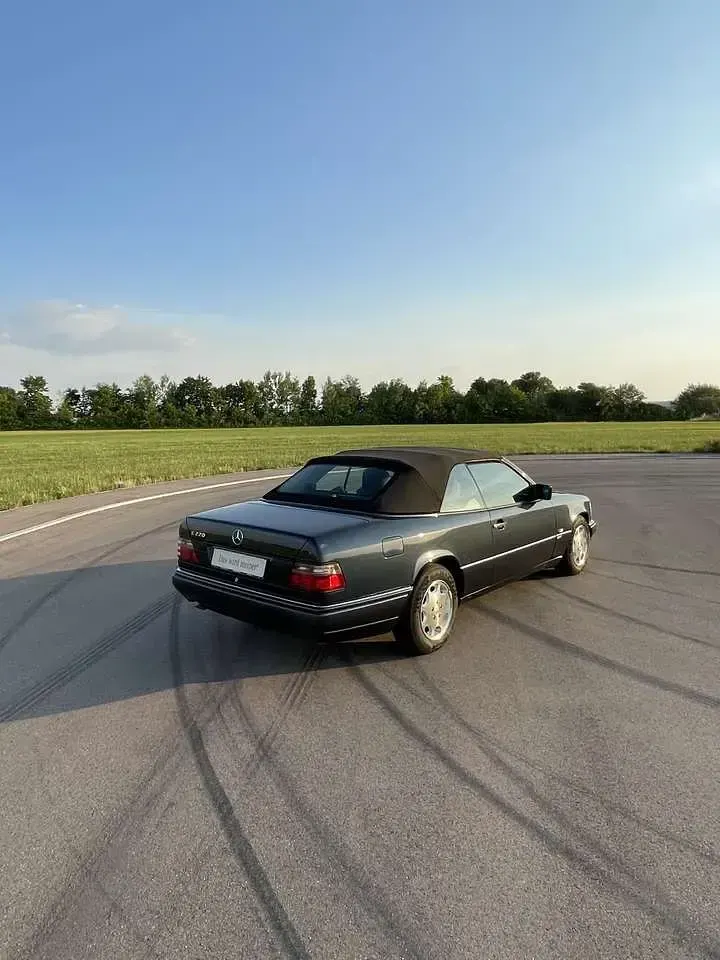 Gebraucht Mercedes E220 Sportline 150 PS (110 kW) 1995 Schwarz Cabrio