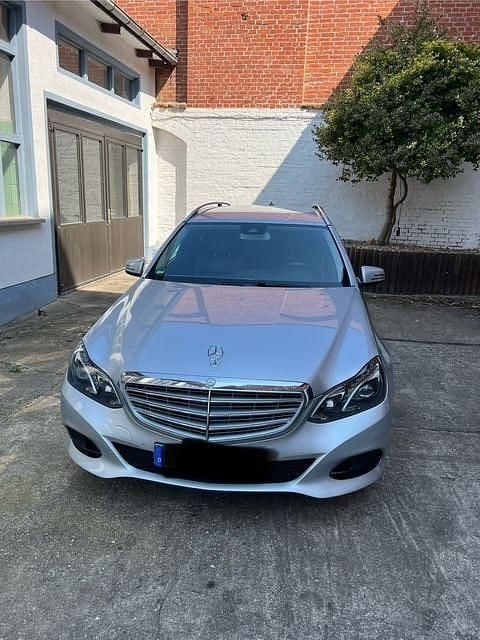 Silber Gebraucht 2016 Mercedes E220 Edition Limousine | 7.300 € - Bild 1/4