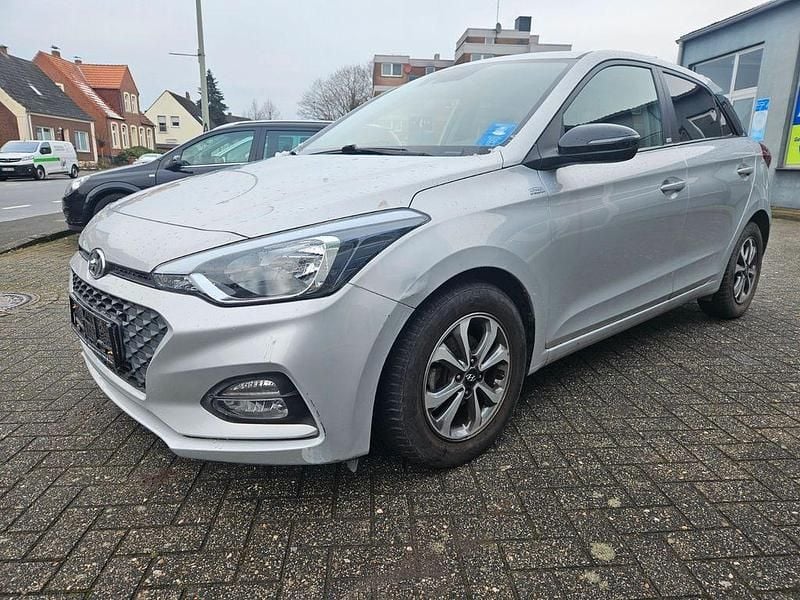 Silber Gebraucht 2019 Hyundai i20 YES! Limousine | 9.200 € (Superpreis) - Bild 1/4