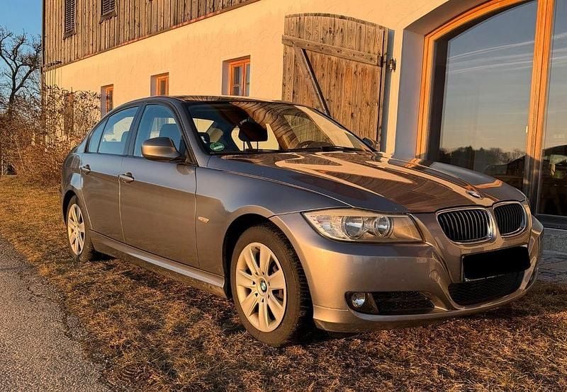 Gebraucht BMW 318 143 PS (105 kW) 2010 Grau Limousine