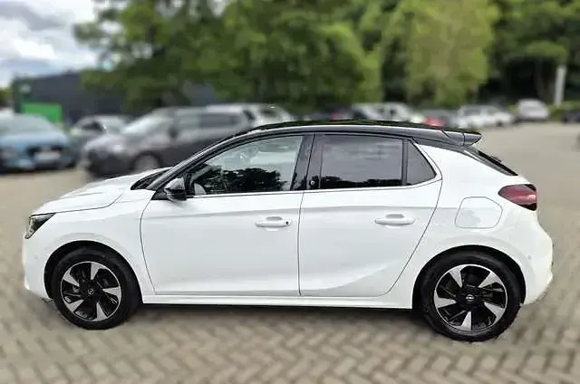 Gebraucht Opel Corsa-e Elegance 100 kW (136 PS) 2022 Jade weiss/arktis weiss Kleinwagen
