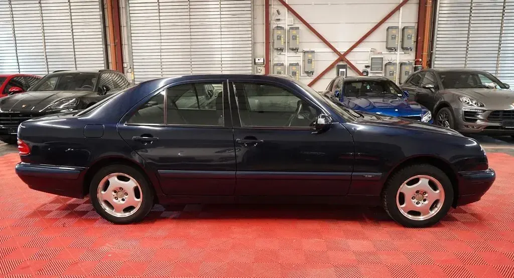 Gebraucht Mercedes E220 Classic 143 PS (105 kW) 2000 Blau Limousine
