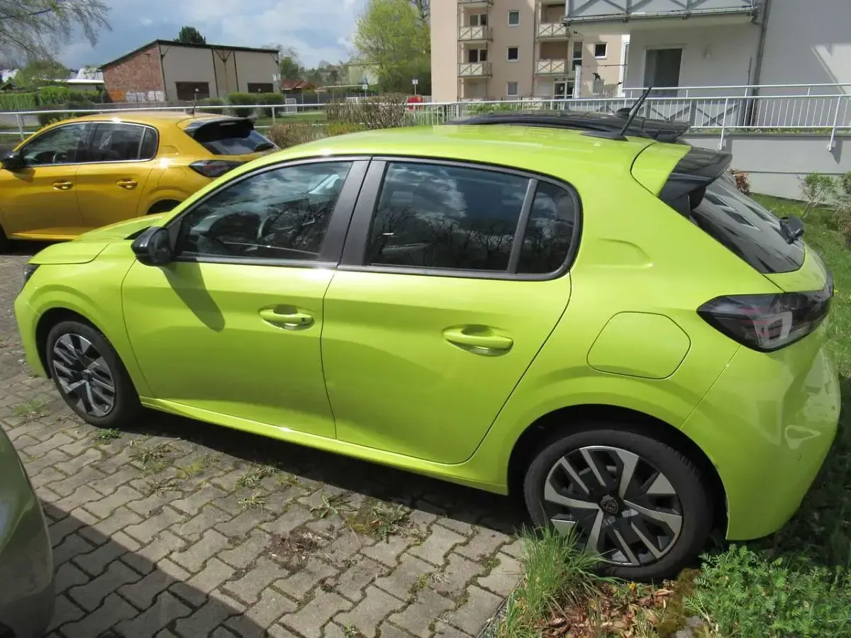 Gebraucht Peugeot 208 Active 101 PS (74 kW) 2026 Aqueda gelb Kleinwagen