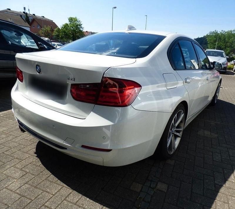 Gebraucht BMW 325 Sport Line 218 PS (160 kW) 2014 Weiß Limousine