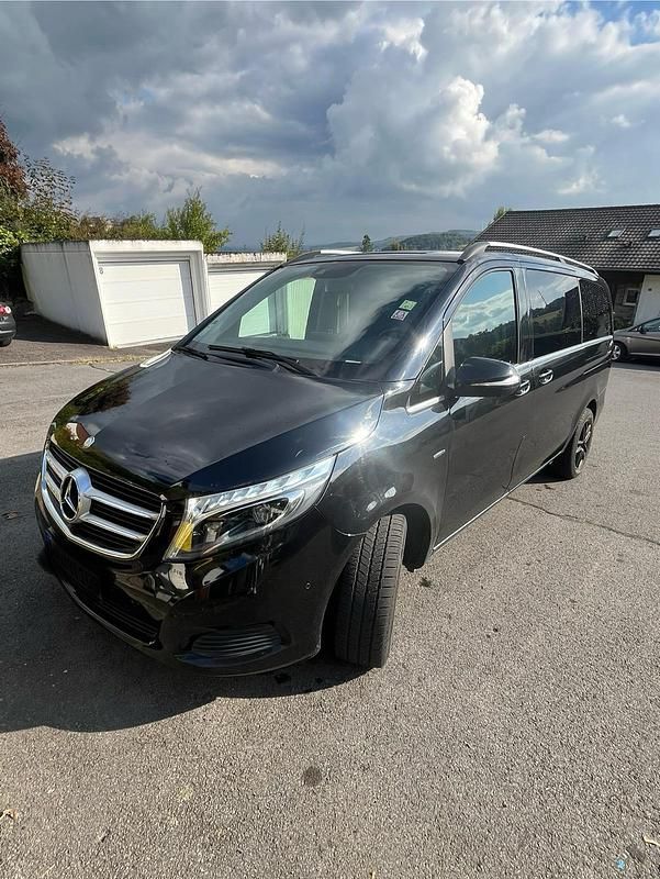 Schwarz Gebraucht 2015 Mercedes V250 Avantgarde Edition Van / Kleinbus | 37.120 € (Teuer) - Bild 1/4