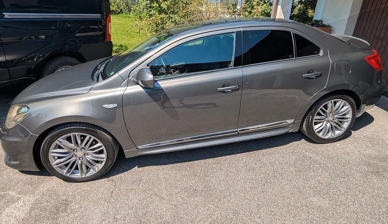 Grau Gebraucht 2011 Suzuki Kizashi Sport Limousine | 8.000 € (Teuer) - Bild 1/4