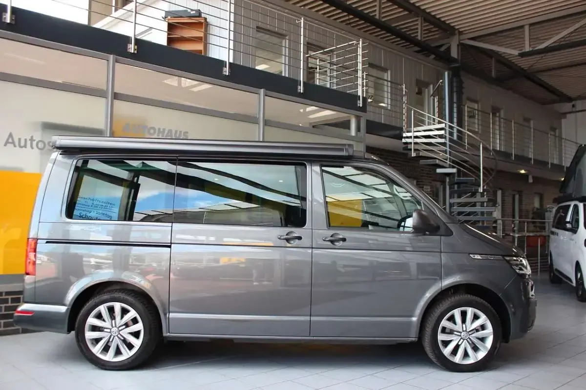 Gebraucht VW California Beach 150 PS (110 kW) 2023 Indiumgrau metallic Van