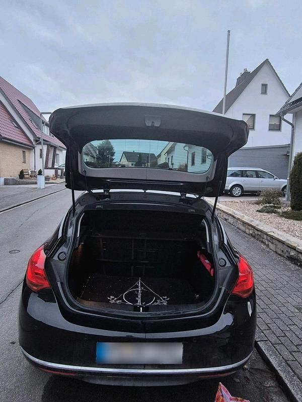 Gebraucht Opel Astra 140 PS (102 kW) 2013 Schwarz Limousine