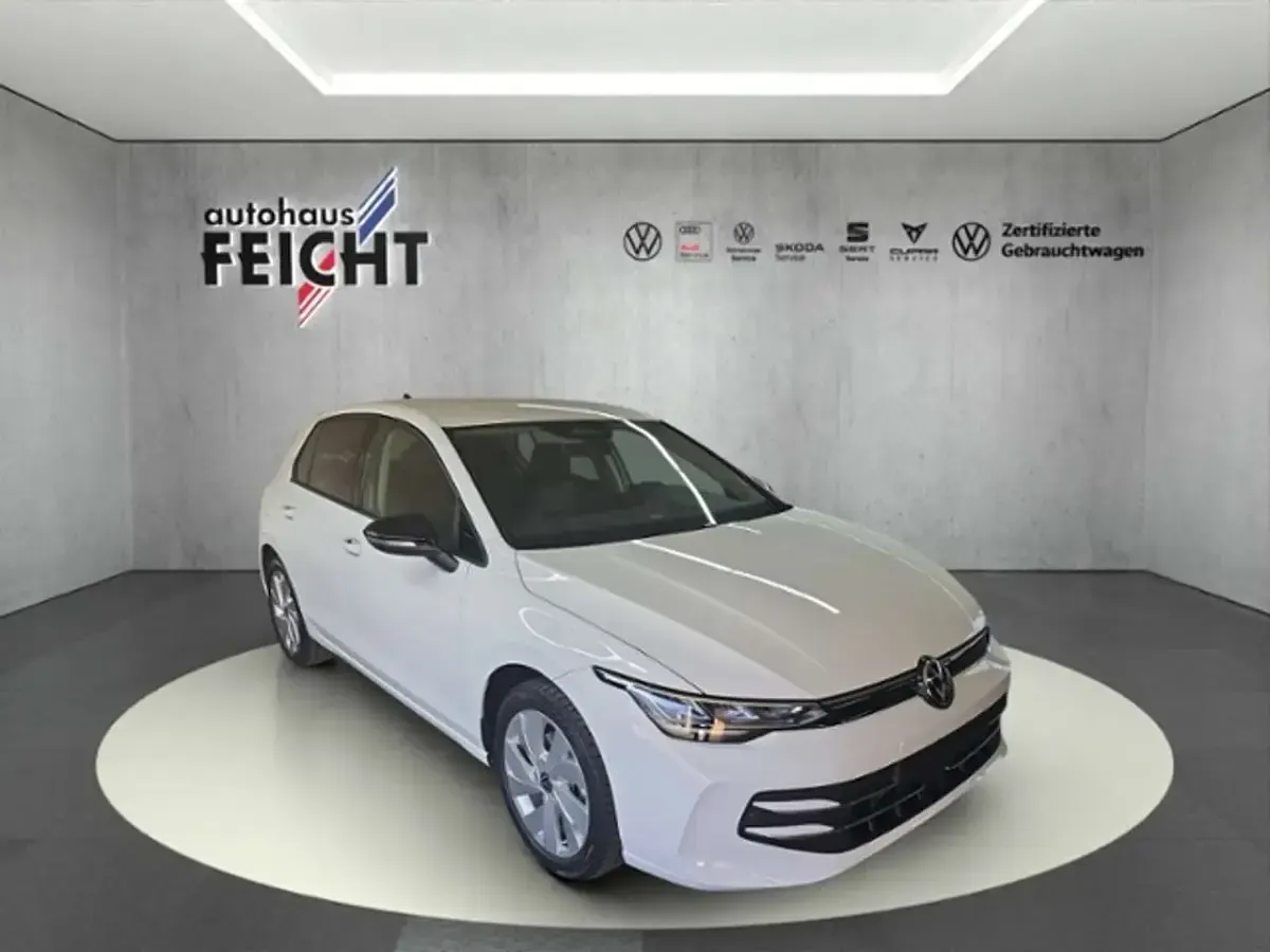 Neu VW Golf VIII 116 PS (85 kW) 2026 Pure white uni Limousine