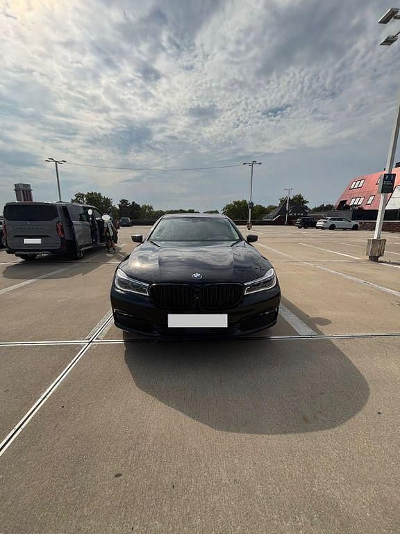 Schwarz Gebraucht 2017 BMW 730L Sport Line Limousine | 35.000 € (Teuer) - Bild 1/4