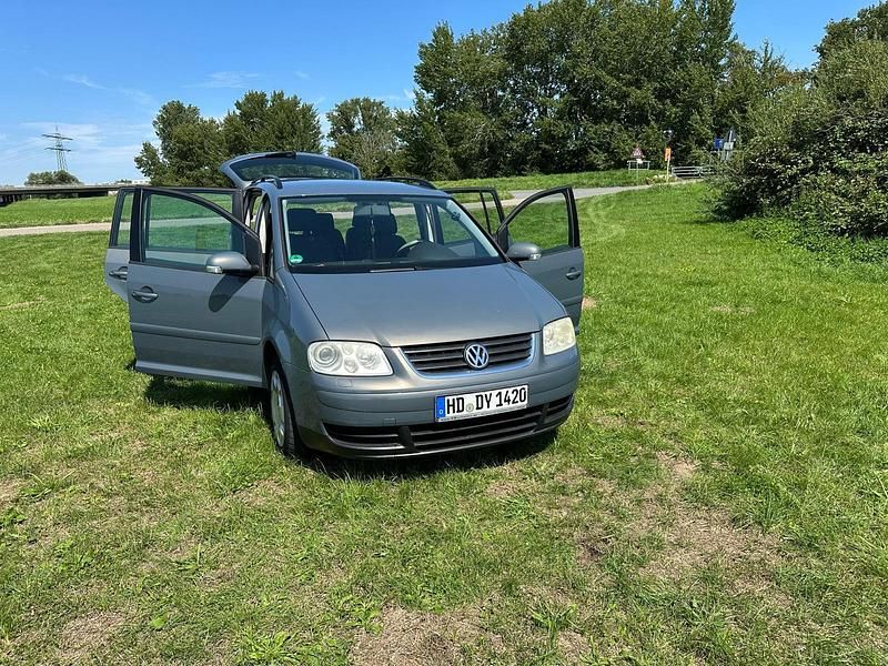 Grau Gebraucht 2004 VW Touran Van / Kleinbus | 4.600 € (Teuer) - Bild 1/4