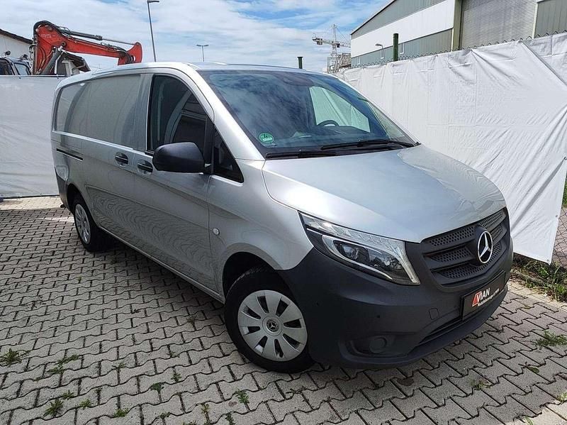 Silber Gebraucht 2021 Mercedes Vito Van / Kleinbus | 15.850 € - Bild 1/4