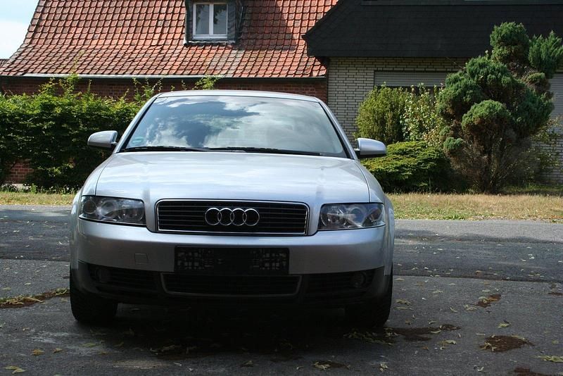 Silber Gebraucht 2001 Audi A4 Limousine | 2.699 € (Etwas zu teuer) - Bild 1/4