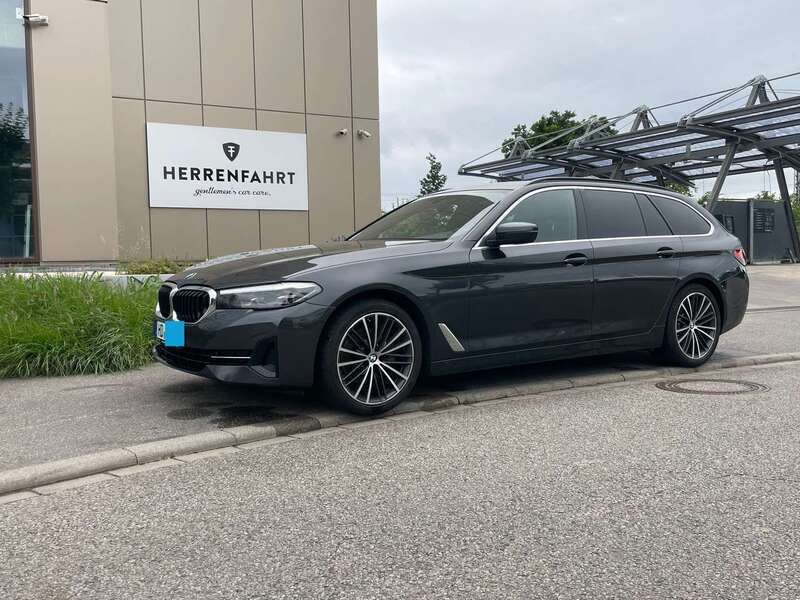 Grau Gebraucht 2020 BMW 520 Kombi | 26.900 € (Superpreis) - Bild 1/4