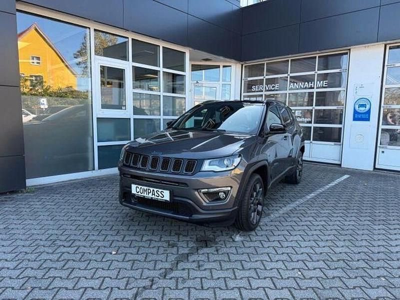 Grau Gebraucht 2021 Jeep Compass SUV | 22.800 € (Fairer Preis) - Bild 1/4