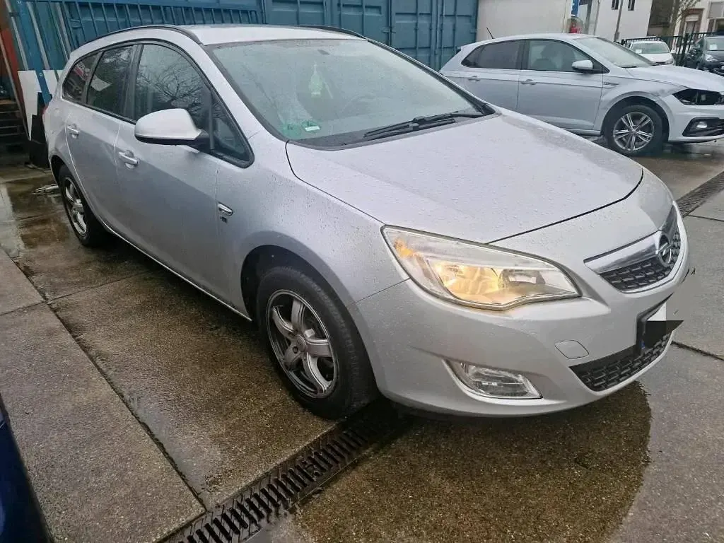 Gebraucht Opel Astra 140 PS (102 kW) 2012 Silber Kombi