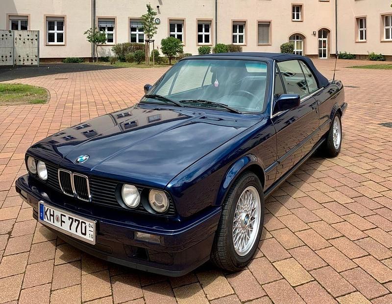 Blau Gebraucht 1991 BMW 318 Cabriolet Sport Line Cabrio | 12.318 € - Bild 1/4