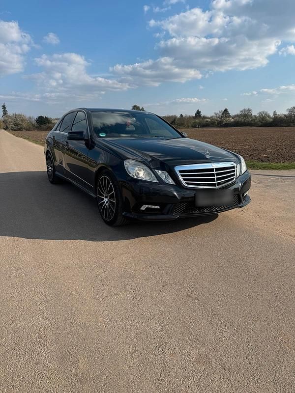 Gebraucht Mercedes E220 AMG line 170 PS (125 kW) 2011 Schwarz Limousine