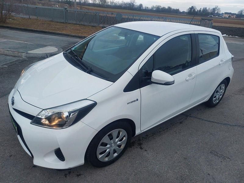 Gebraucht Toyota Yaris Hybrid Life 75 PS (55 kW) 2013 Weiß Kleinwagen