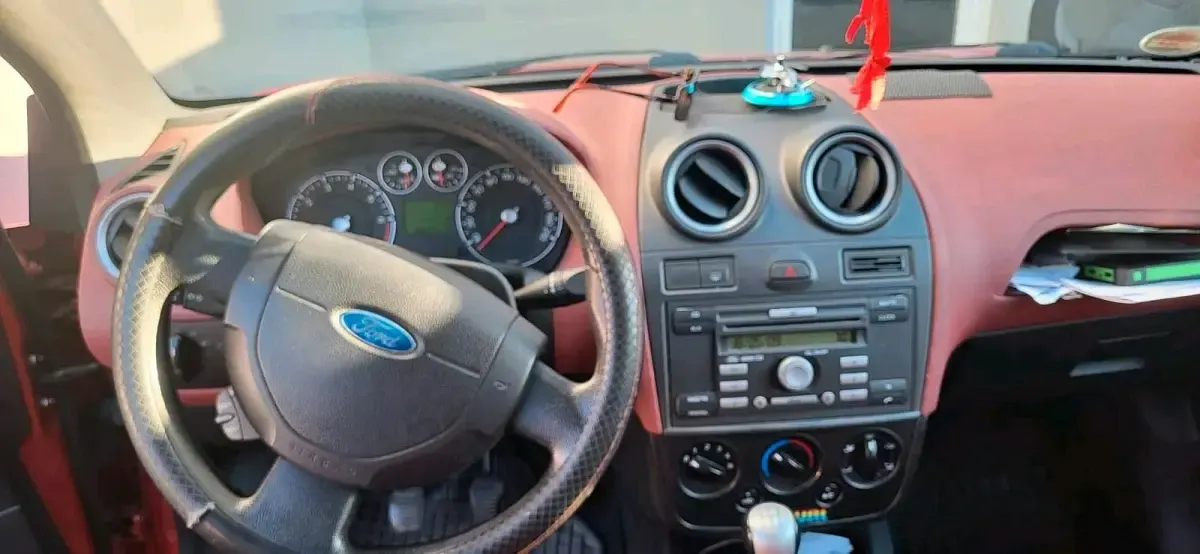 Gebraucht Ford Fiesta 80 PS (58 kW) 2008 Rot Kleinwagen