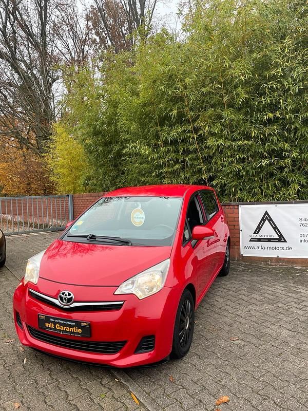 Super red v Gebraucht 2013 Toyota Verso-S Cool Van / Kleinbus | 5.500 € (Fairer Preis) - Bild 1/4