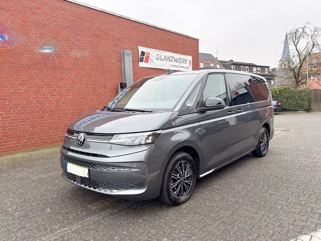 Gebraucht VW Multivan Life 150 PS (110 kW) 2024 Grau Van / Kleinbus