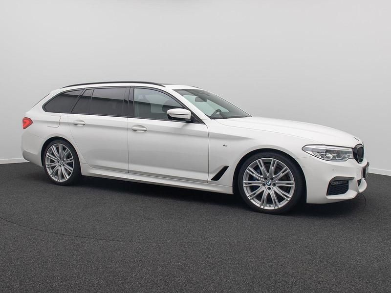 Gebraucht BMW 530 M Sport 265 PS (194 kW) 2019 Alpinweiã uni300 Kombi