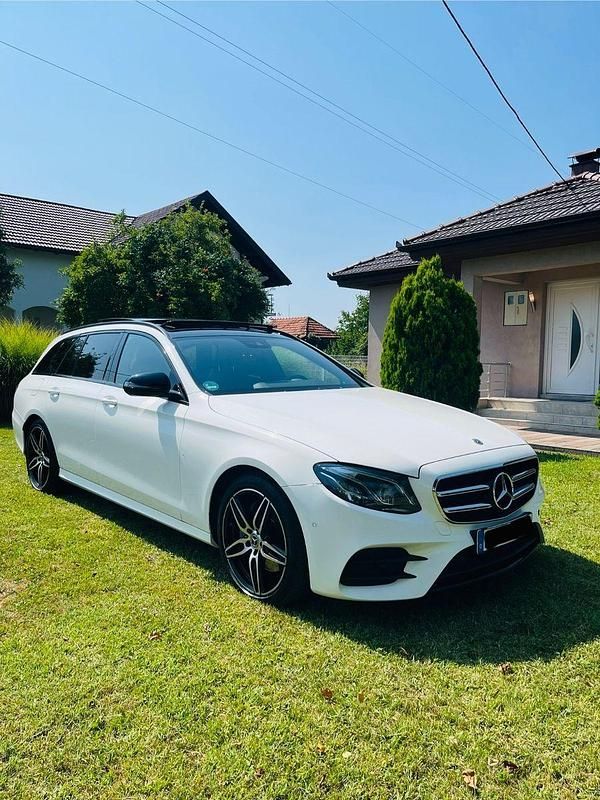 Weiß Gebraucht 2017 Mercedes E220 AMG line Kombi | 21.600 € (Fairer Preis) - Bild 1/4