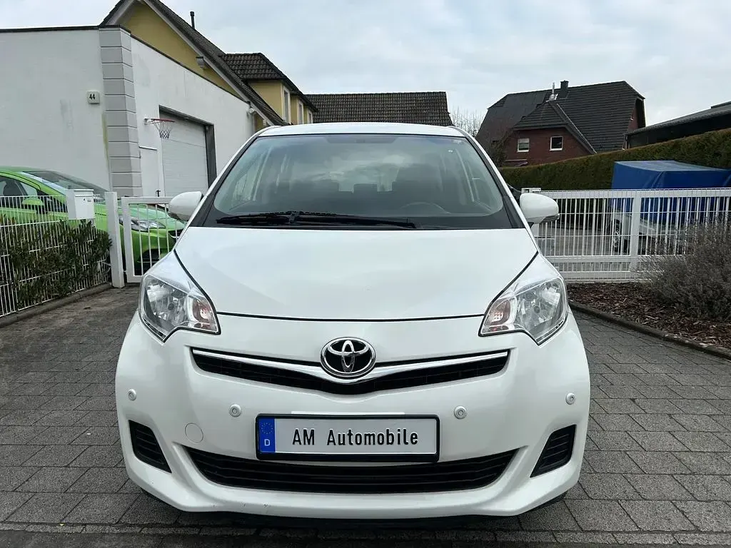 Gebraucht Toyota Verso Life 99 PS (72 kW) 2013 Weiß Van / Kleinbus