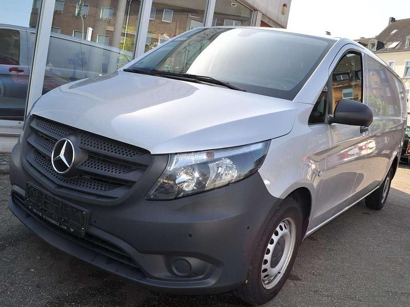 Brillantsilber metallic Gebraucht 2019 Mercedes Vito Van / Kleinbus | 17.950 € (Fairer Preis) - Bild 1/4