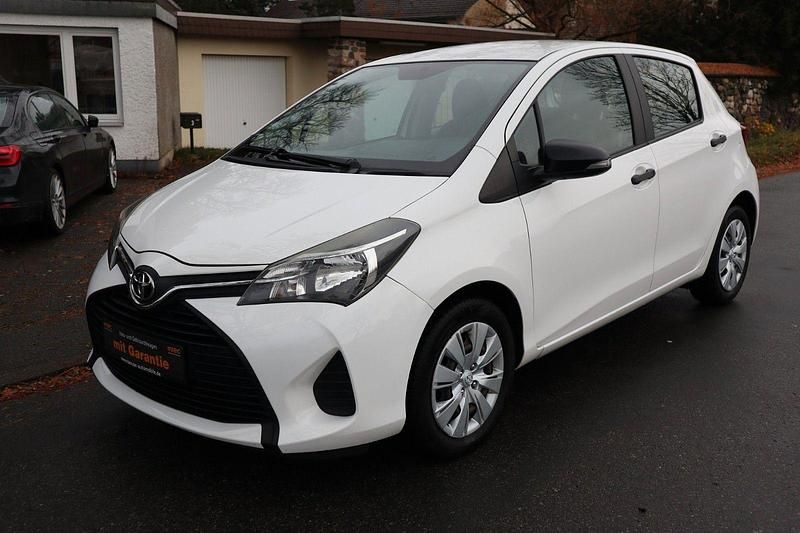 Weiß Gebraucht 2015 Toyota Yaris Basis Limousine | 6.800 € (Fairer Preis) - Bild 1/3
