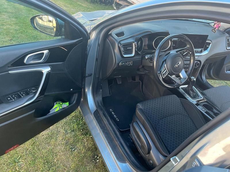 Gebraucht Kia Ceed 122 PS (89 kW) 2021 Andere farben Kleinwagen