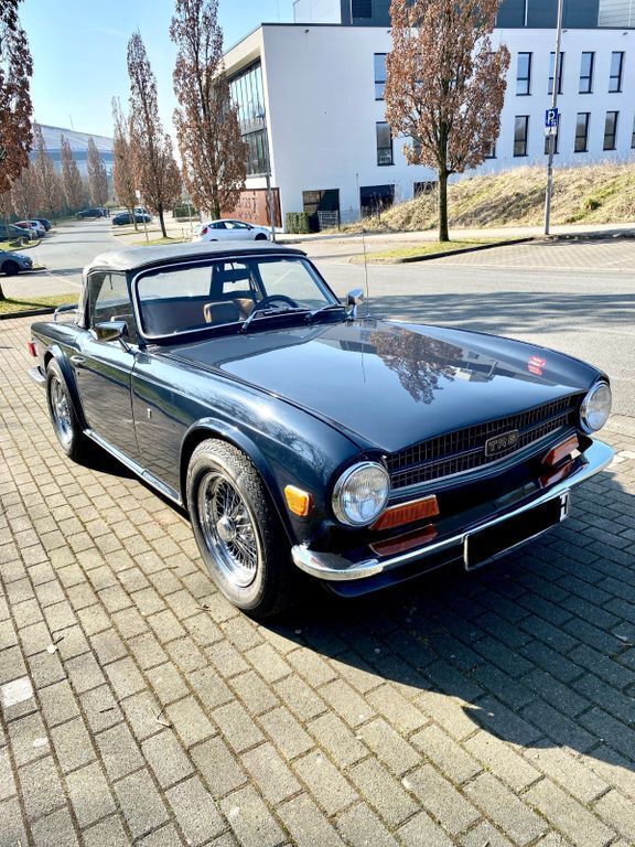 Blau Gebraucht 1974 Triumph TR6 Cabrio | 21.950 € - Bild 1/4