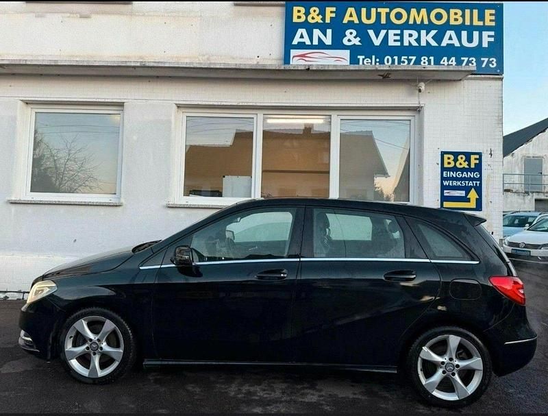 Gebraucht Mercedes B180 122 PS (89 kW) 2013 Schwarz Van / Kleinbus