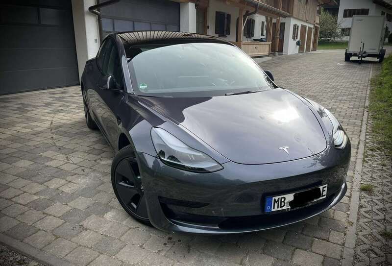 Grau Gebraucht 2022 Tesla Model 3 Standard Range Plus Limousine | 29.000 € (Fairer Preis) - Bild 1/4
