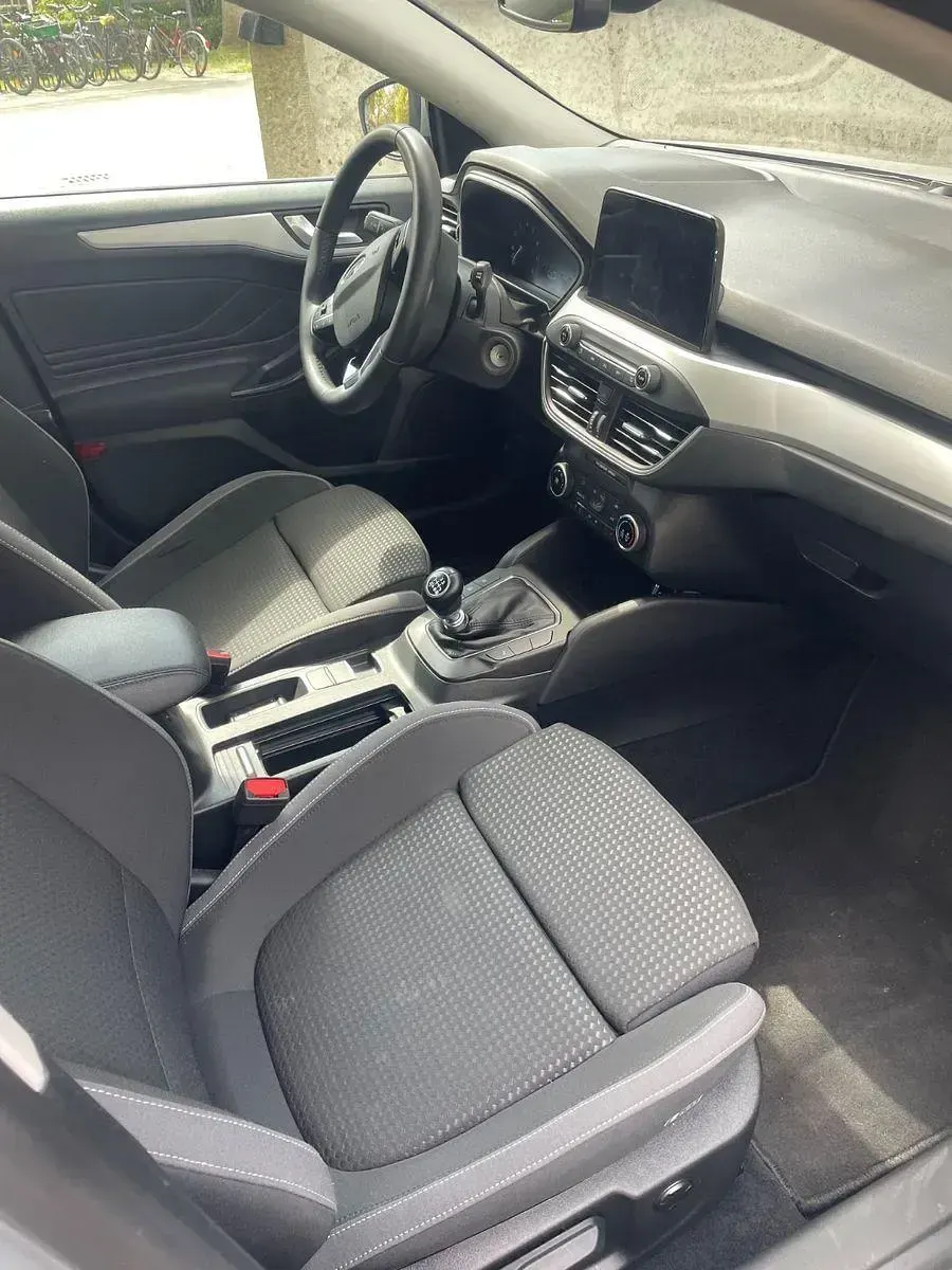 Używany Ford Focus 101 KM (74 kW) 2022 Srebrny Sedan/Limuzyna