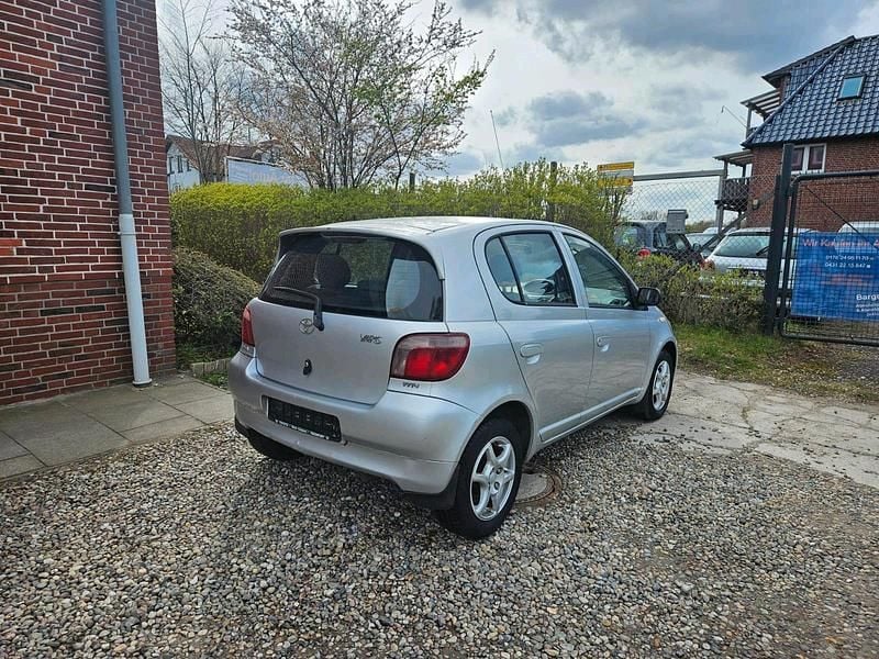 Gebraucht Toyota Yaris 85 PS (62 kW) 2002 Silber Kleinwagen