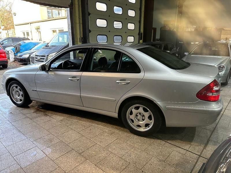 Gebraucht Mercedes E200 163 PS (119 kW) 2003 Silber Limousine