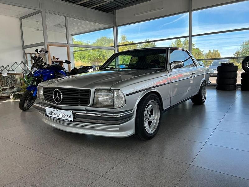 Gebraucht Mercedes 230 136 PS (100 kW) 1983 Silber Coupé
