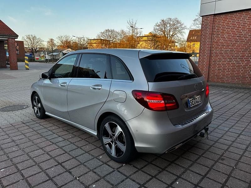 Gebraucht Mercedes B220 Urban 177 PS (130 kW) 2017 Silber Van / Kleinbus