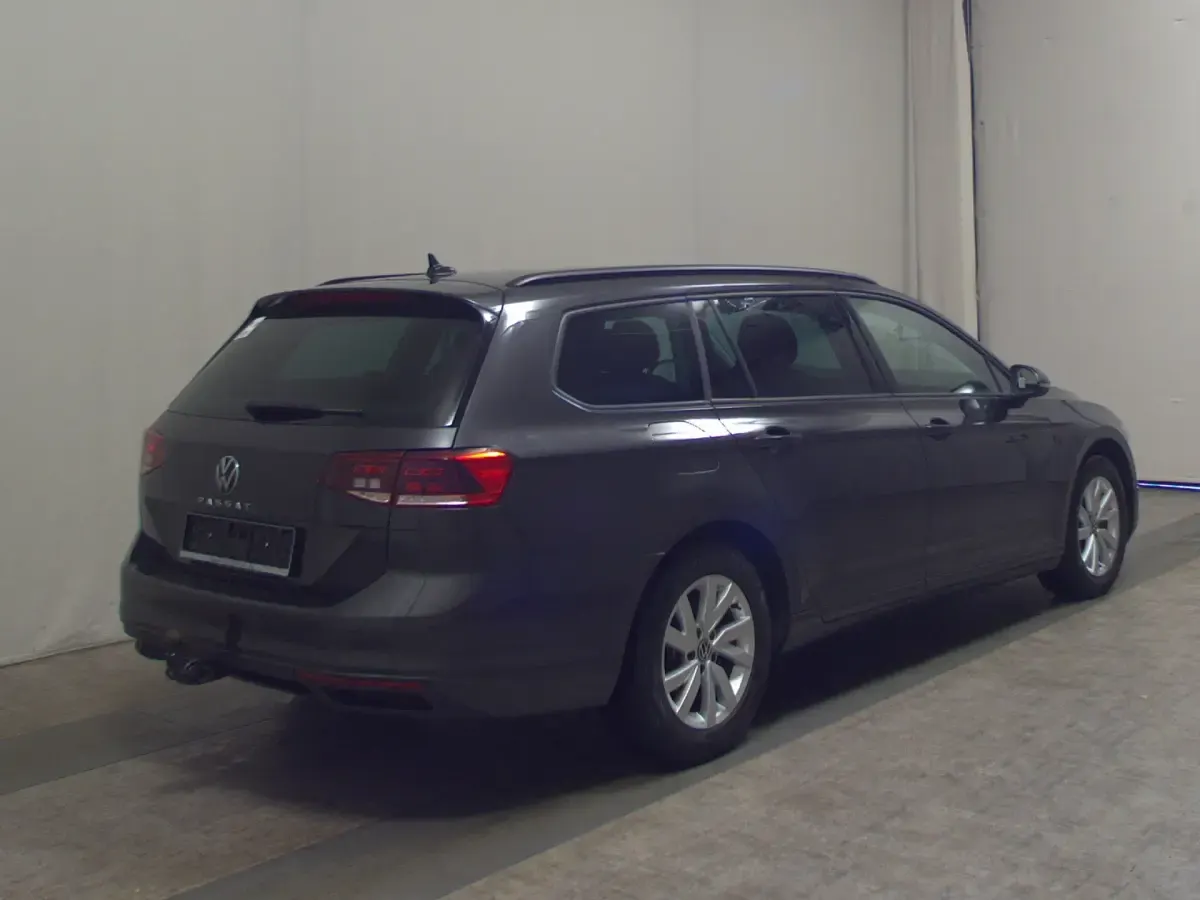 Gebraucht VW Passat 150 PS (110 kW) 2022 Grau Kombi