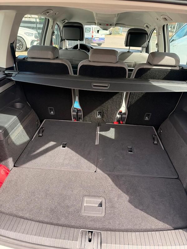 Gebraucht VW Touran 150 PS (110 kW) 2024 Weiß Van / Kleinbus