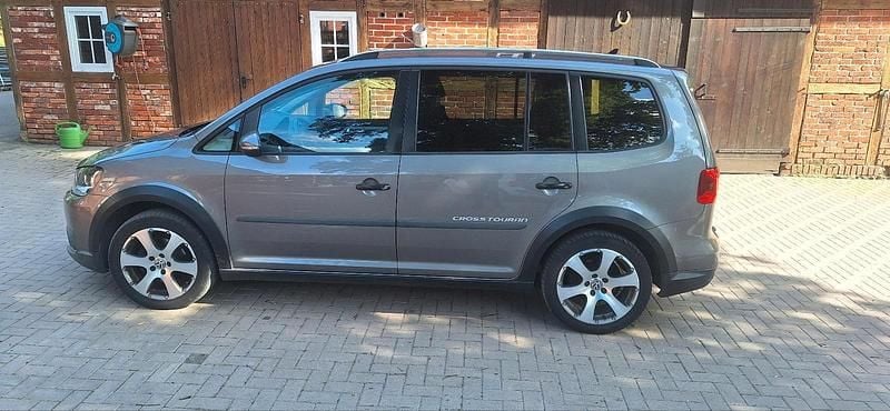 Grau Gebraucht 2011 VW Touran Cross Van / Kleinbus | 6.800 € (Fairer Preis) - Bild 1/4