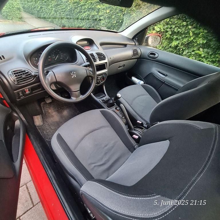 Gebraucht Peugeot 206 Tendance 75 PS (55 kW) 2008 Rot Limousine