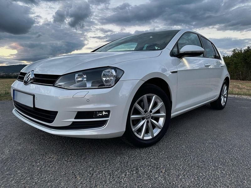 Weiß Gebraucht 2015 VW Golf VII LOUNGE Limousine | 11.899 € (Etwas zu teuer) - Bild 1/4
