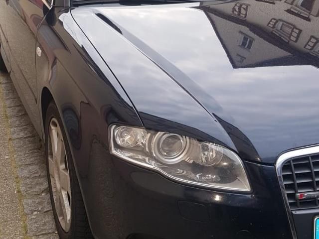 El a4 posee motor delantero longitudinal y existe con tracción delantera o tracción a las cuatro ruedas.