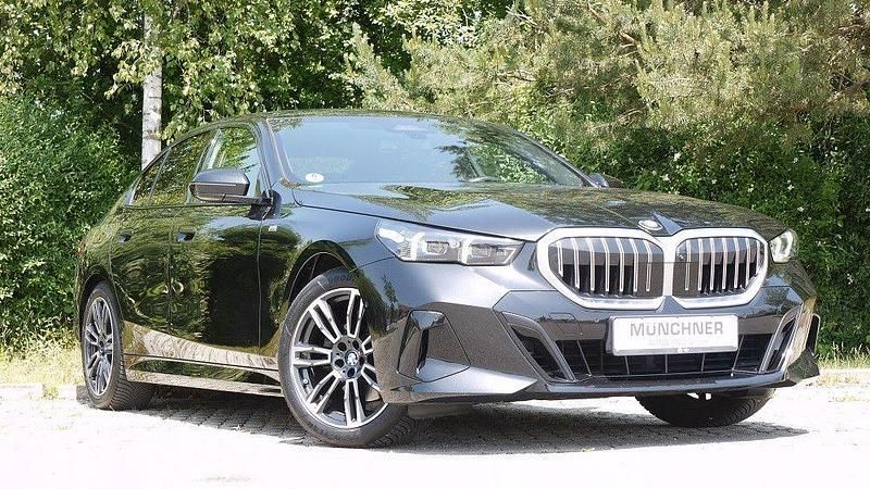 Black sapphire metallic Gebraucht 2024 BMW 520 M Sport Limousine | 47.490 € (Fairer Preis) - Bild 1/4