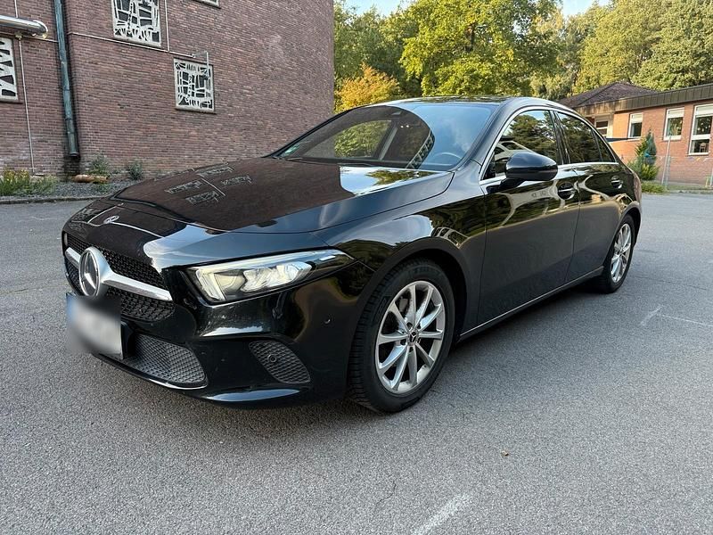 Schwarz Gebraucht 2019 Mercedes A180 Limousine | 19.490 € (Etwas zu teuer) - Bild 1/4